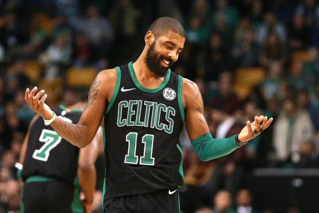 记者问批评球员是否担心更衣室反对，穆帅：你爸对你永远都很好？（被问批评球员会否引发更衣室不满，穆里尼奥反问：父亲会一直只说好话吗？）