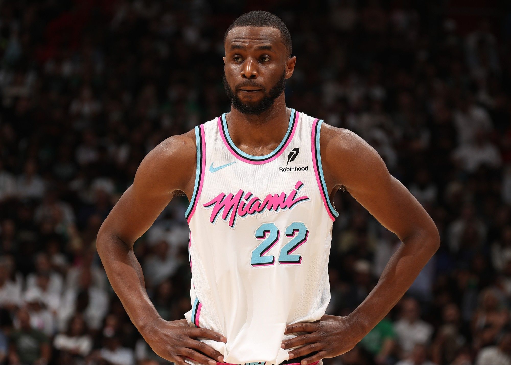 西甲战报：莫雷诺、奥卢瓦塞伊破门，黄潜2-1马略卡（西甲：黄潜2-1击退马略卡，莫雷诺与奥卢瓦塞伊建功）