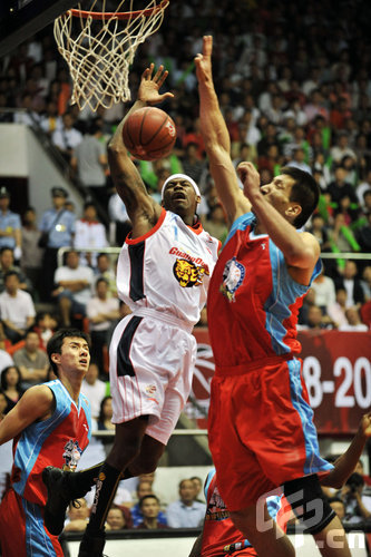 官方：巴萨与24岁后卫埃里克-加西亚续约至2031年（巴萨官方宣布：24岁后卫埃里克·加西亚续约至2031年）