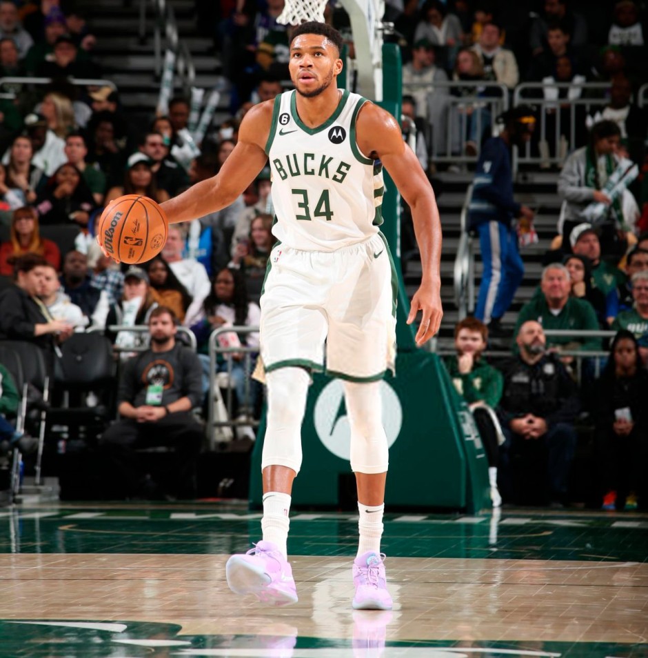 欧文突破防守助攻制胜（欧文强突防线送出制胜助攻）