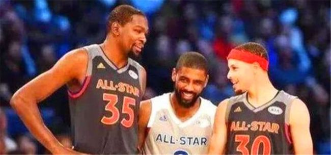 本菲卡旧将路易松晒照说在学习，照片显示他问AI足球总监职责（本菲卡旧将路易松晒学习照，图中可见他向AI询问足球总监职责）