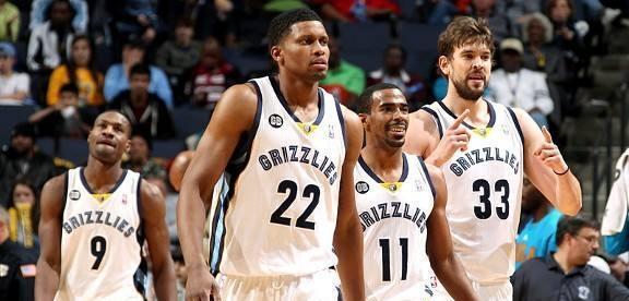 梅婷一家四口前往伯纳乌观战皇马vs尤文，女儿表示看完有点困（梅婷一家四口现身伯纳乌观战皇马对尤文，女儿称看完有点困）